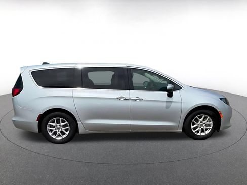 Used 2023 Chrysler Voyager LX FWD image 13