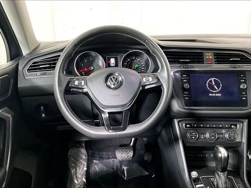 Used 2021 Volkswagen Tiguan SE w/ Panoramic Sunroof Package image 5