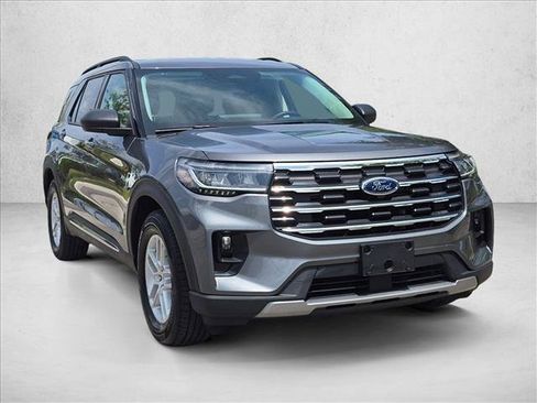 Used 2025 Ford Explorer Active w/ Active Comfort Package RWD image 3