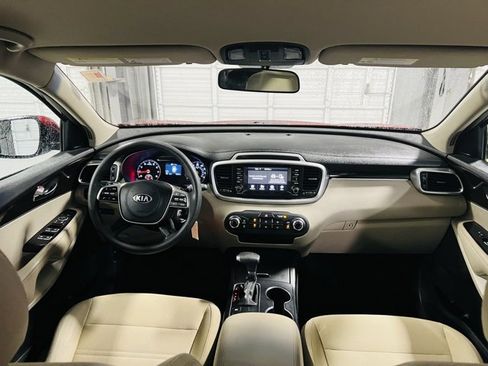 Used 2019 Kia Sorento LX image 4