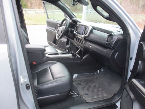 Used 2021 Toyota Tacoma Limited image 15