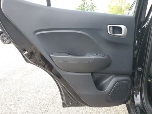 Used 2025 Hyundai Venue SE FWD image 12