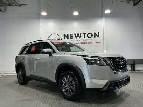 Used 2025 Nissan Pathfinder SV image 36