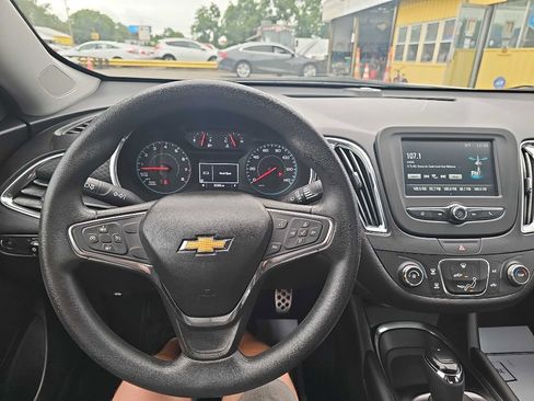 Used 2017 Chevrolet Malibu LT image 29