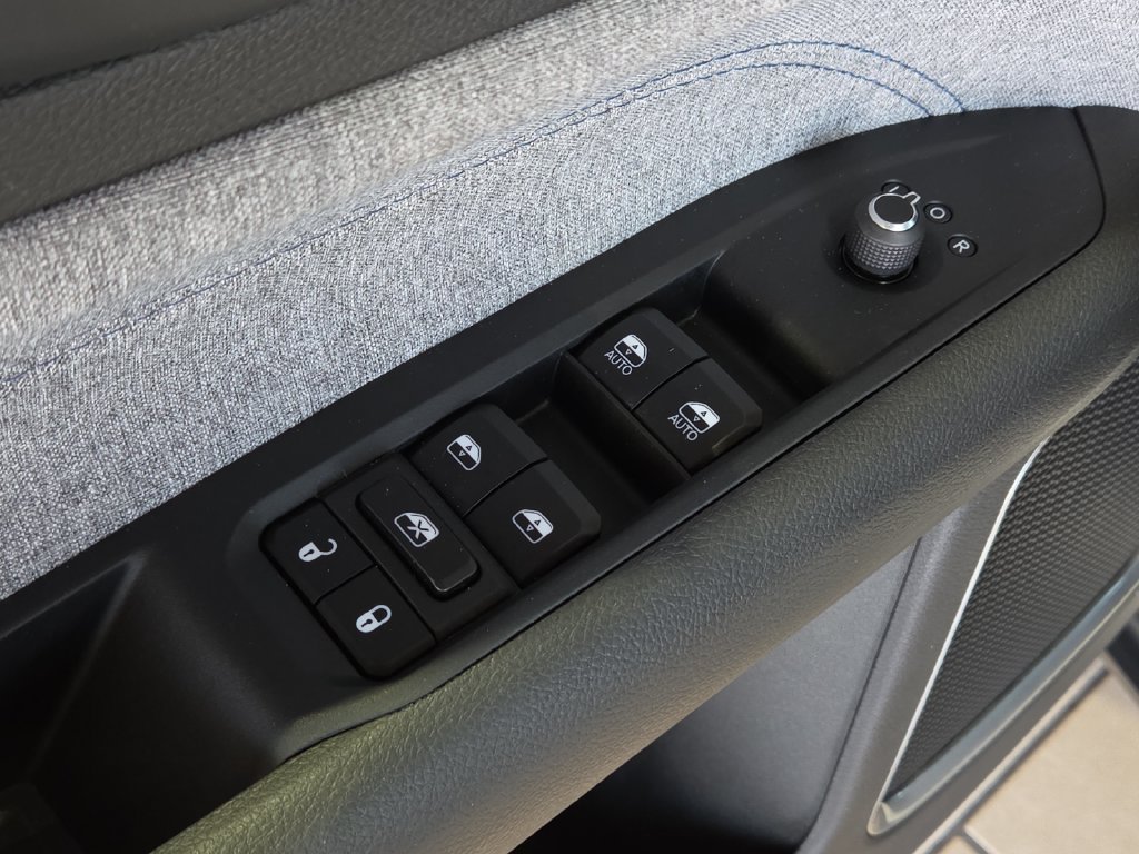 Used 2026 Jeep Compass Latitude AWD/4WD image 19