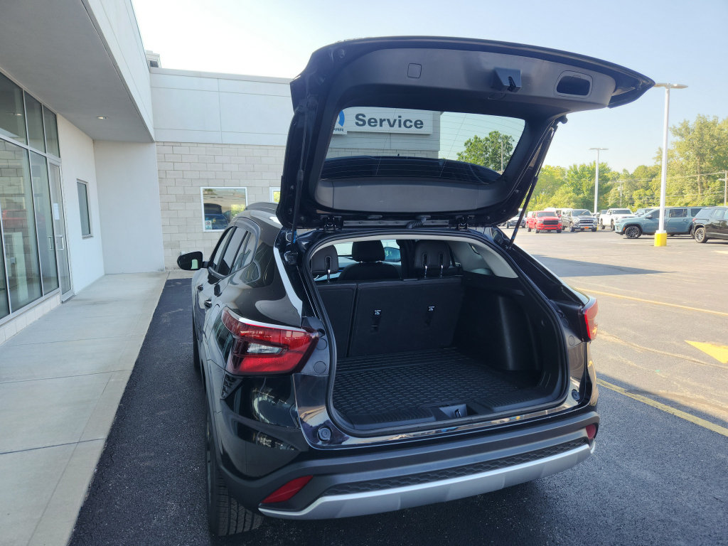 Used 2024 Chevrolet Trax LT w/ Sunroof Package FWD image 39