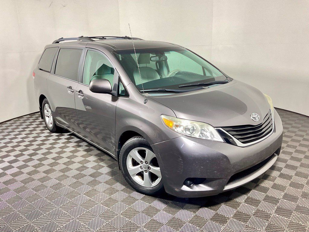 Used 2013 Toyota Sienna LE w/ Towing Pkg FWD image 4