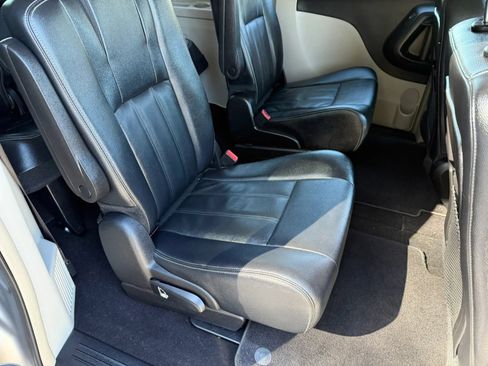 Used 2016 Chrysler Town & Country Touring FWD image 12