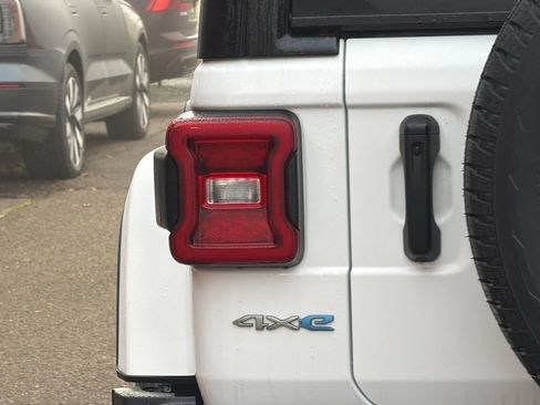 Used 2023 Jeep Wrangler Unlimited Sahara image 24