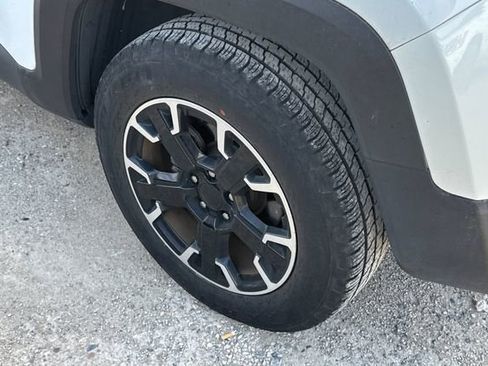 Used 2023 Jeep Renegade Latitude AWD/4WD image 4