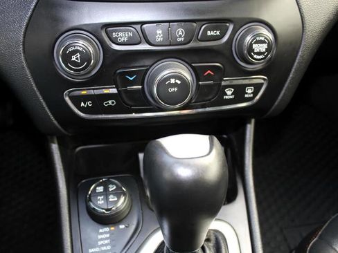 Used 2017 Jeep Cherokee Trailhawk image 30