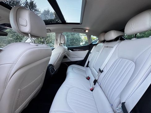 Used 2017 Maserati Levante w/ Luxury Package image 12