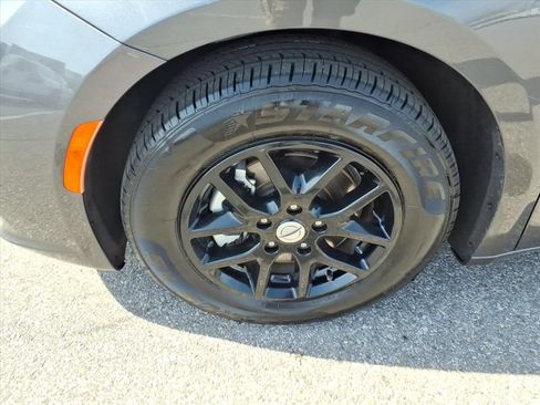 Used 2023 Chrysler Pacifica Touring-L image 11