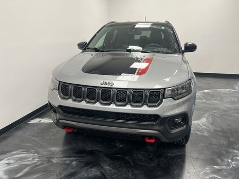 Used 2024 Jeep Compass Trailhawk image 3