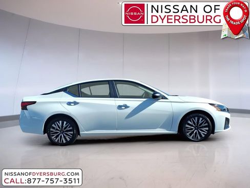 Used 2025 Nissan Altima 2.5 SV image 2