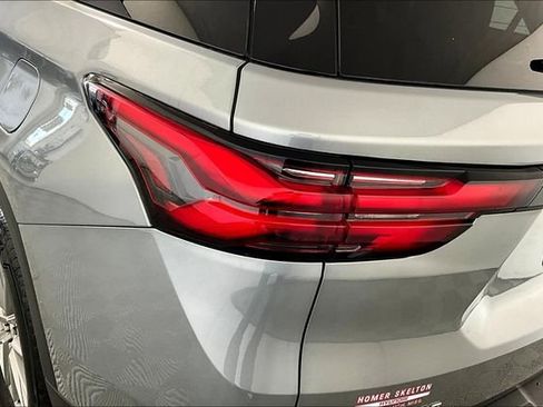 Used 2023 Chevrolet Traverse LT image 29