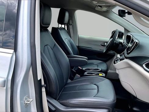 Used 2024 Chrysler Pacifica Touring-L FWD image 26