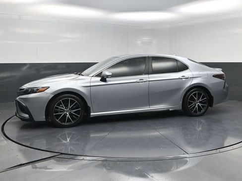 Used 2024 Toyota Camry SE FWD image 3