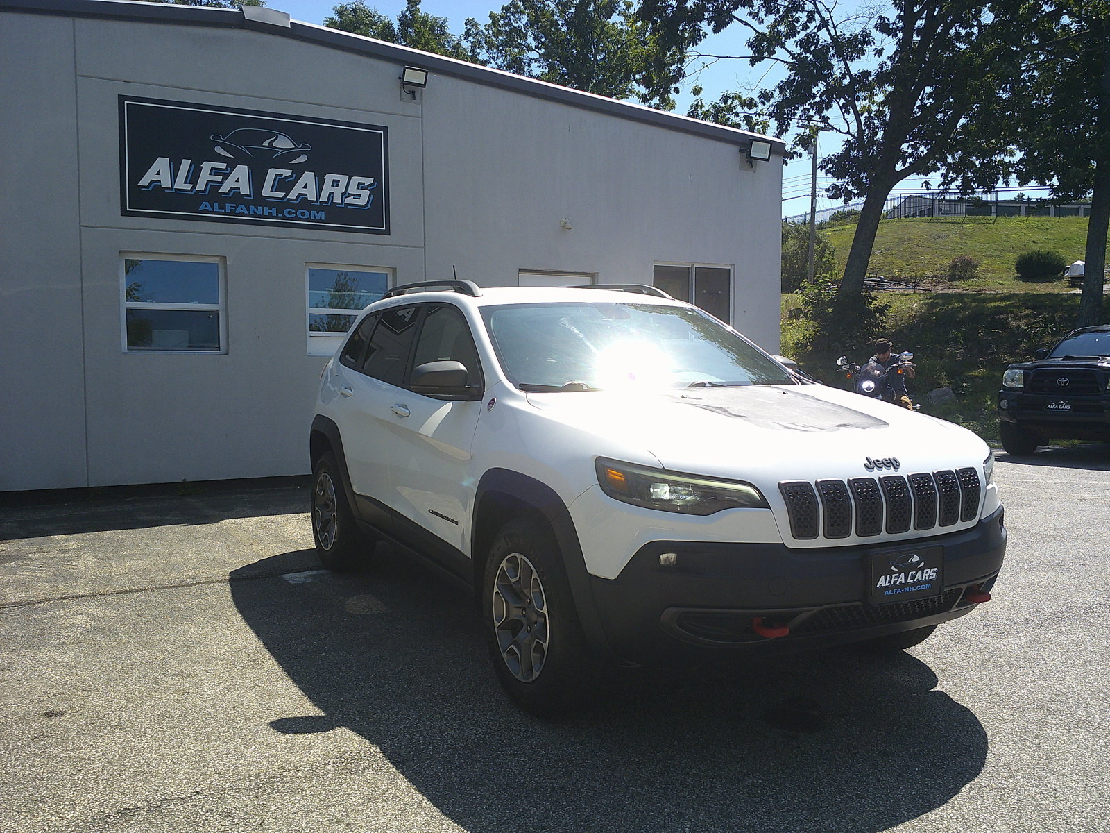 Used 2020 Jeep Cherokee Trailhawk AWD/4WD image 3