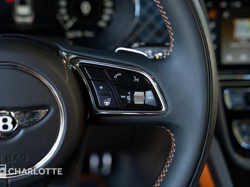 Used 2025 Bentley Bentayga image 25