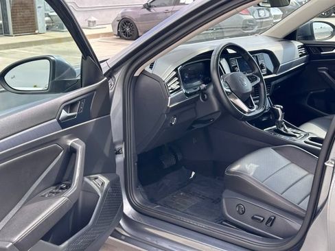 Used 2024 Volkswagen Jetta SE FWD image 8