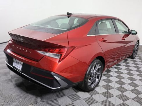 Used 2025 Hyundai Elantra SEL FWD image 8