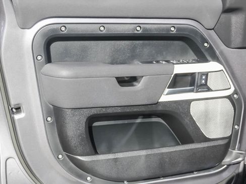 Used 2023 Land Rover Defender 130 SE image 17