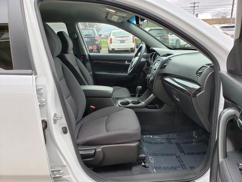 Used 2011 Kia Sorento LX w/ Convenience Pkg image 17