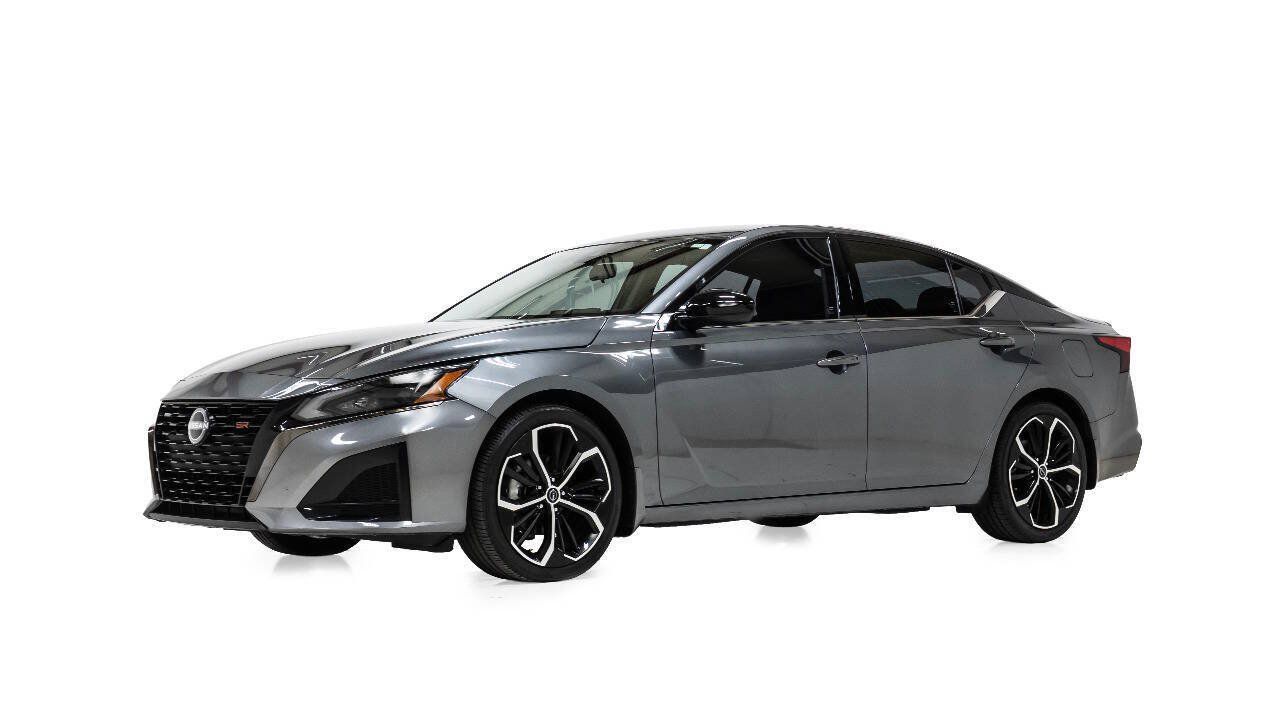 Used 2024 Nissan Altima 2.5 SR w/ SR Premium Package FWD image 2