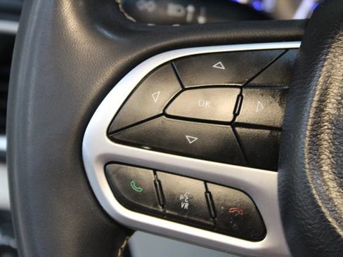 Used 2022 Chrysler Pacifica Touring-L FWD image 22