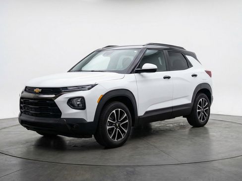 Used 2025 Chevrolet TrailBlazer LT AWD/4WD image 3