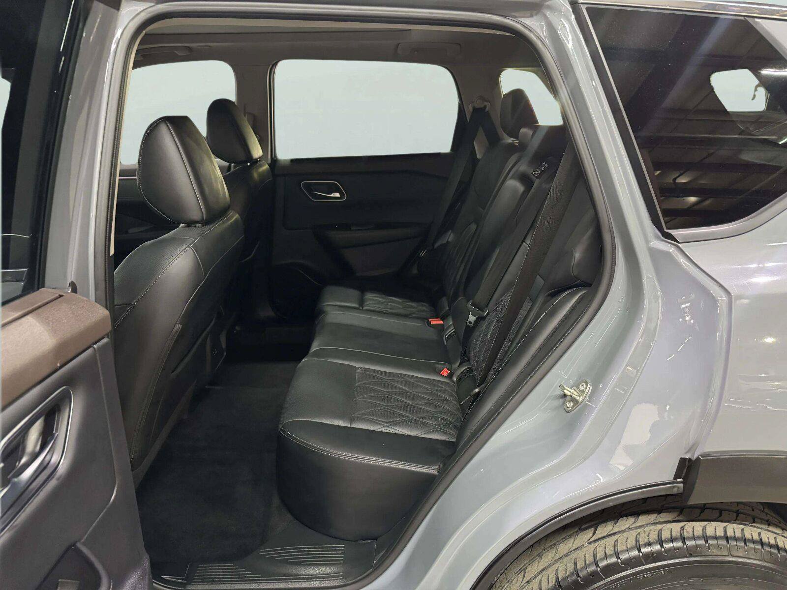 Used 2023 Nissan Rogue Platinum FWD image 34