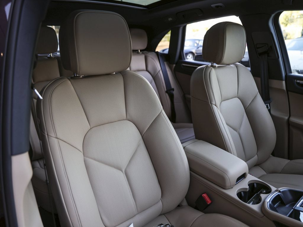 Certified 2026 Porsche Macan AWD/4WD image 40