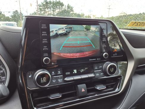 Used 2021 Toyota Highlander XLE image 11