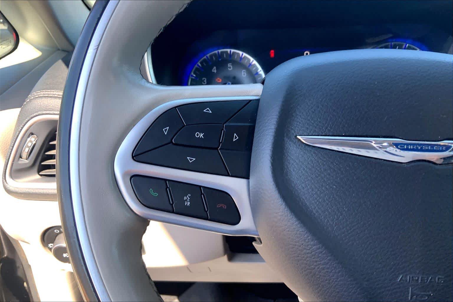 Used 2020 Chrysler Pacifica Limited FWD image 24