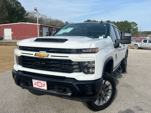 Used 2024 Chevrolet Silverado 2500 Custom image 2