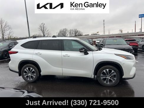 Used 2023 Toyota Highlander XLE image 4