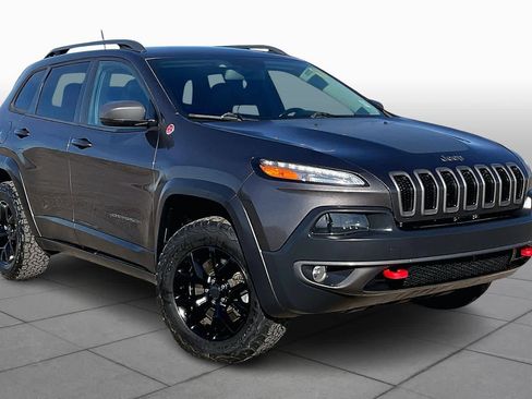 Used 2018 Jeep Cherokee Trailhawk image 3