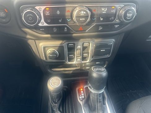 Used 2018 Jeep Wrangler Unlimited Sahara image 12