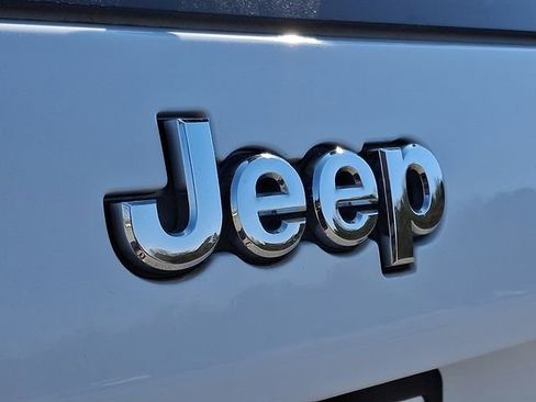 Used 2019 Jeep Cherokee Limited image 32
