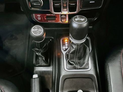 Used 2025 Jeep Wrangler Unlimited Rubicon AWD/4WD image 16