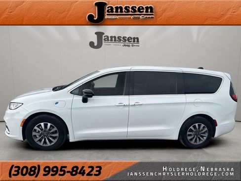 Used 2024 Chrysler Pacifica Select image 1