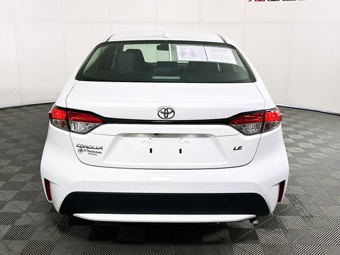 Used 2022 Toyota Corolla LE image 4