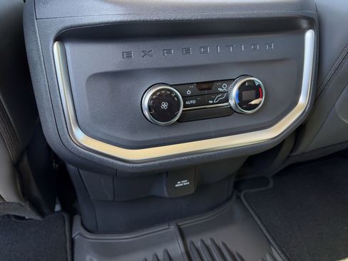 New 2025 Ford Expedition Active image 38