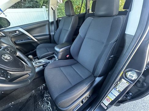Used 2018 Toyota RAV4 XLE AWD/4WD image 12
