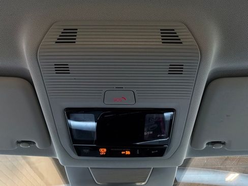 Used 2026 Volkswagen Tiguan SE FWD image 17