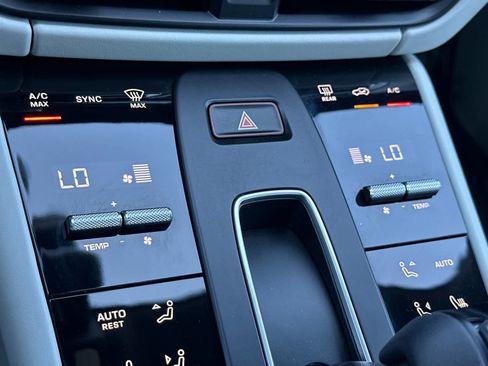 Certified 2025 Porsche Macan AWD/4WD image 23