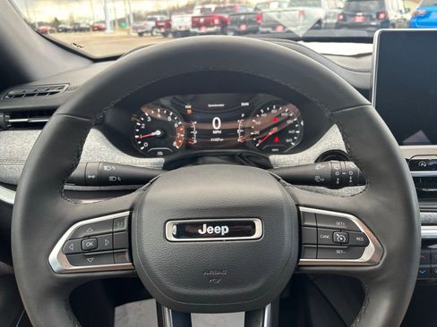 Used 2023 Jeep Compass Latitude image 12