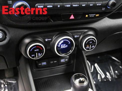 Used 2022 Hyundai Venue Limited image 21