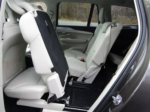 Used 2018 Volvo XC90 T5 Momentum w/ Convenience Package image 39